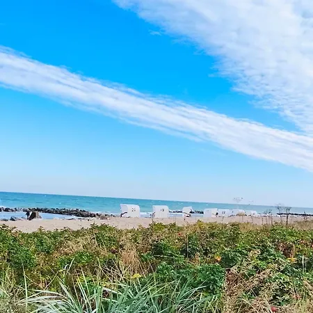 Meereszauber - Wo Urlaub Wellen Schlägt&herzen Leuchten - Dein Sonniger&ruhiger Ankerplatz, An Dem Sich Steilküste, Strand&ostseeblick Vereinen *